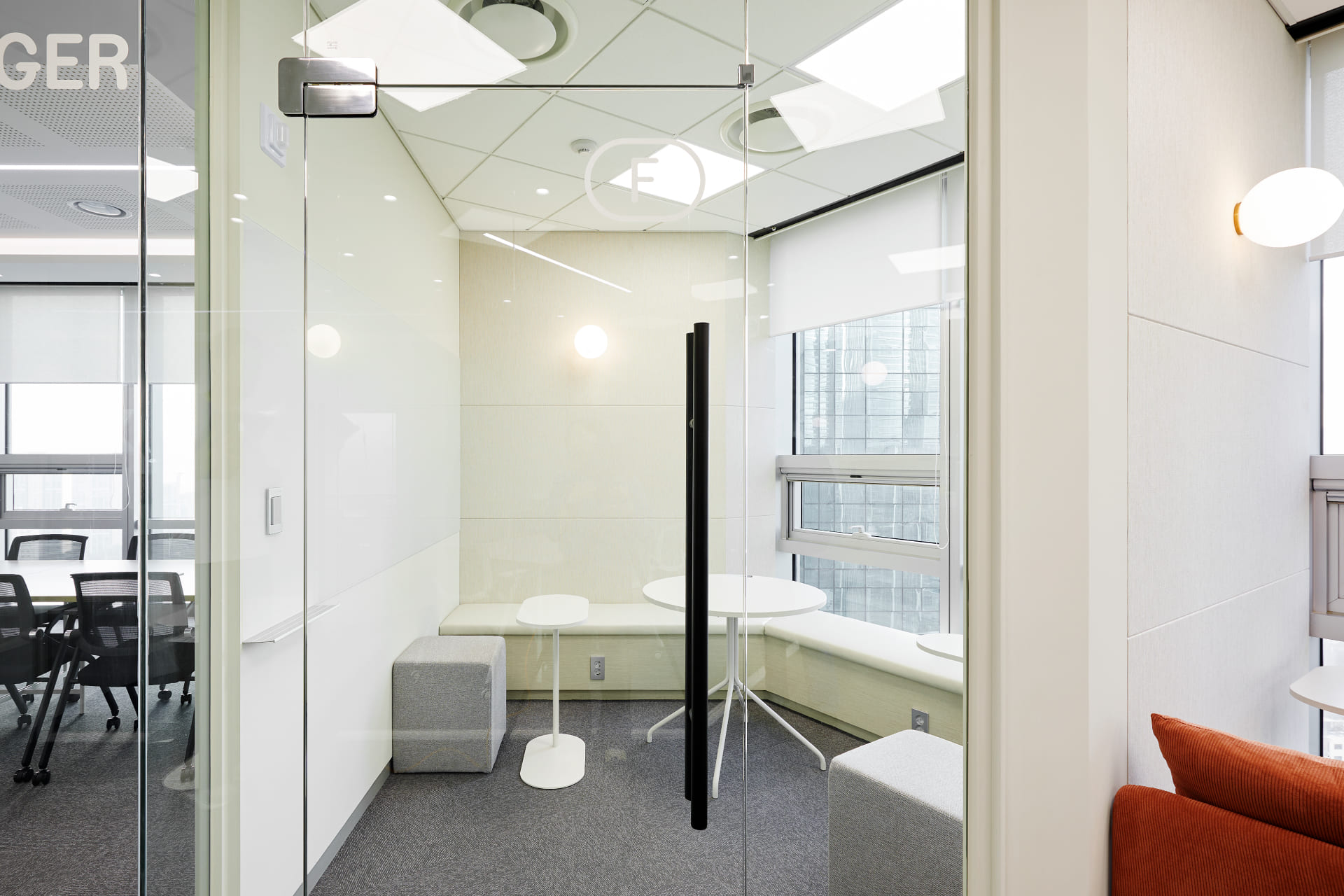집중 업무를 위해 유리문으로 분리된 1인용 포커스 룸과 창가 좌석이 마련된 독립 공간.jpg
