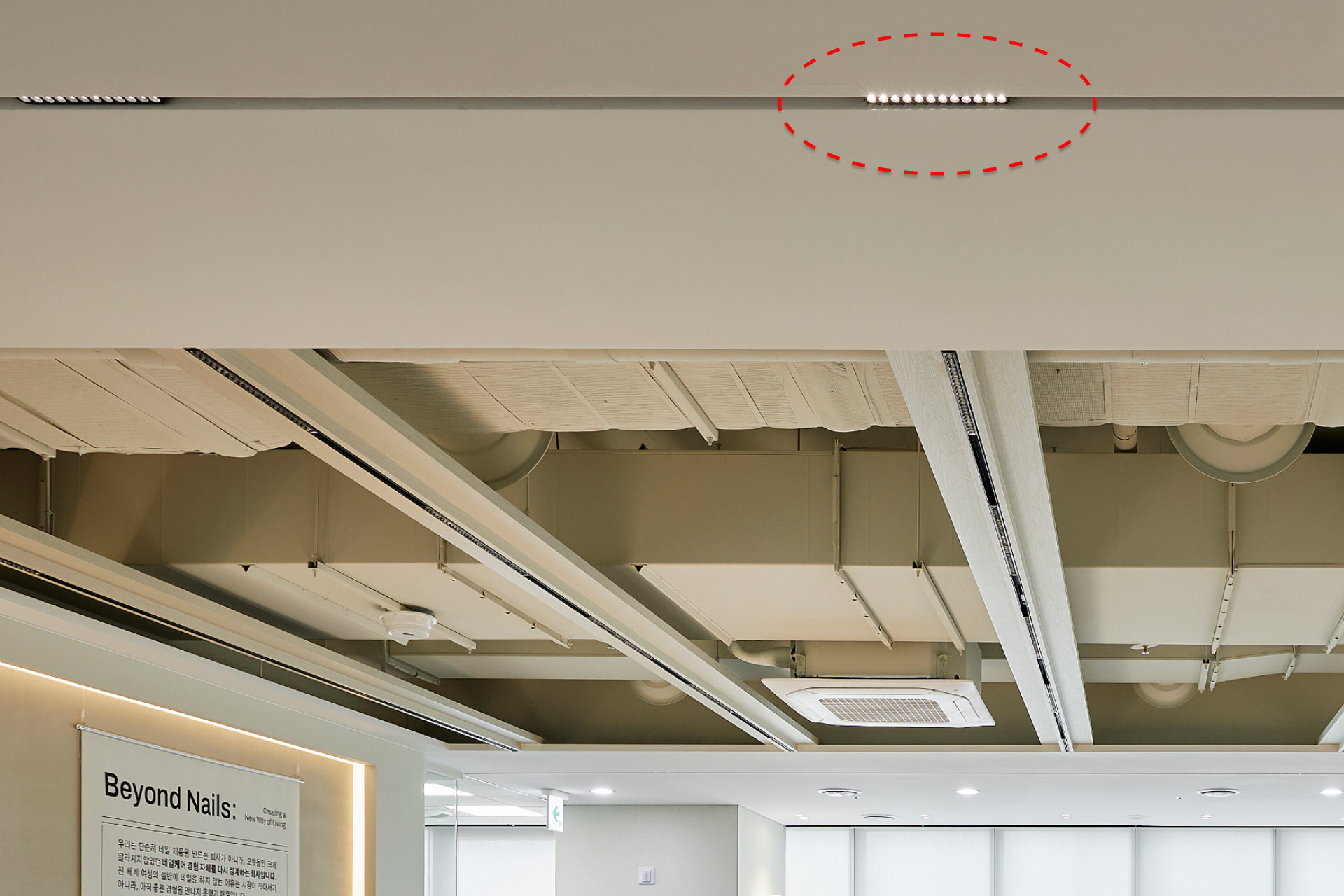 슬림한 라인 조명과 매립형 LED 조명이 설치된 오피스 노출 천장 시스템 디테일.jpg