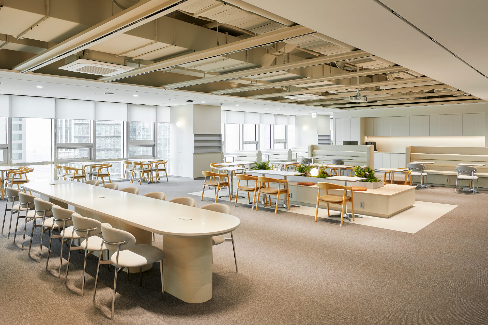 플랜테리어와 모던한 가구 배치가 돋보이는 개방적인 오피스 라운지 인테리어 전체 모습.jpg