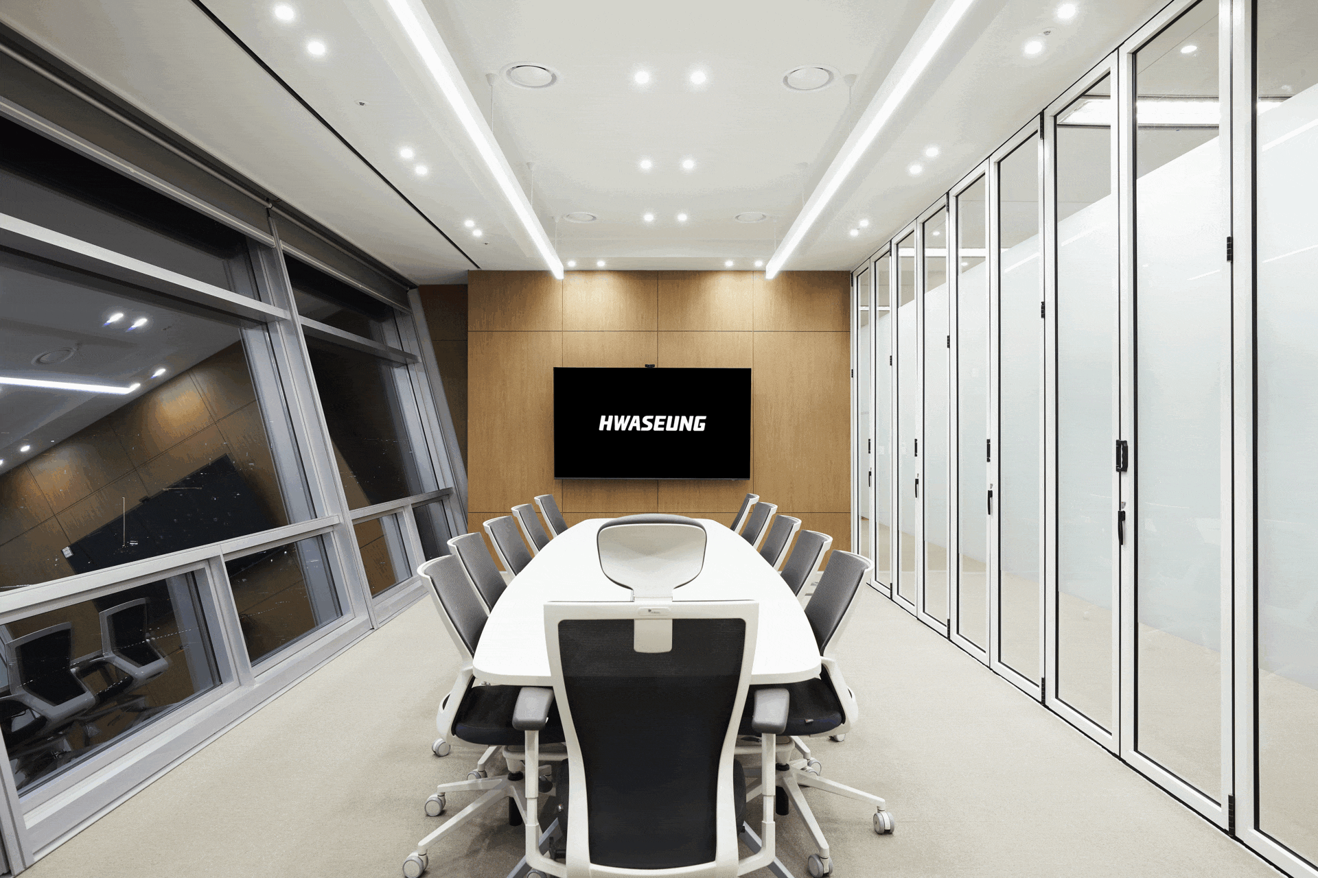 채광이 좋은 공간에 위치한 폴딩도어로 구성되어있는 대회의실.gif