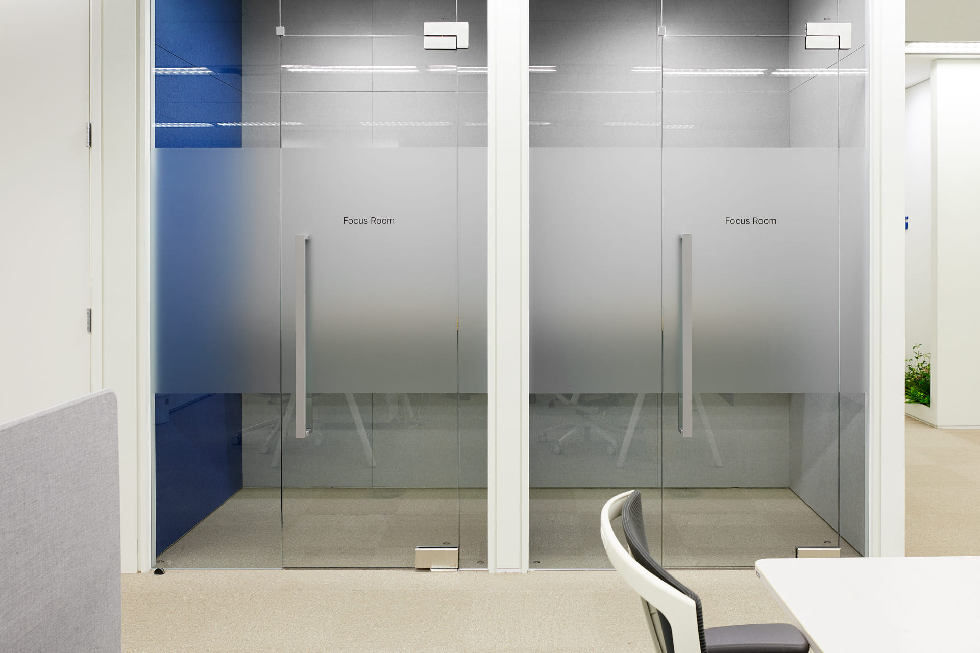 안개 시트로 프라이버시를 보호한 개인 업무 및 소규모 미팅용 포커스 룸 유리 도어 외관.jpg