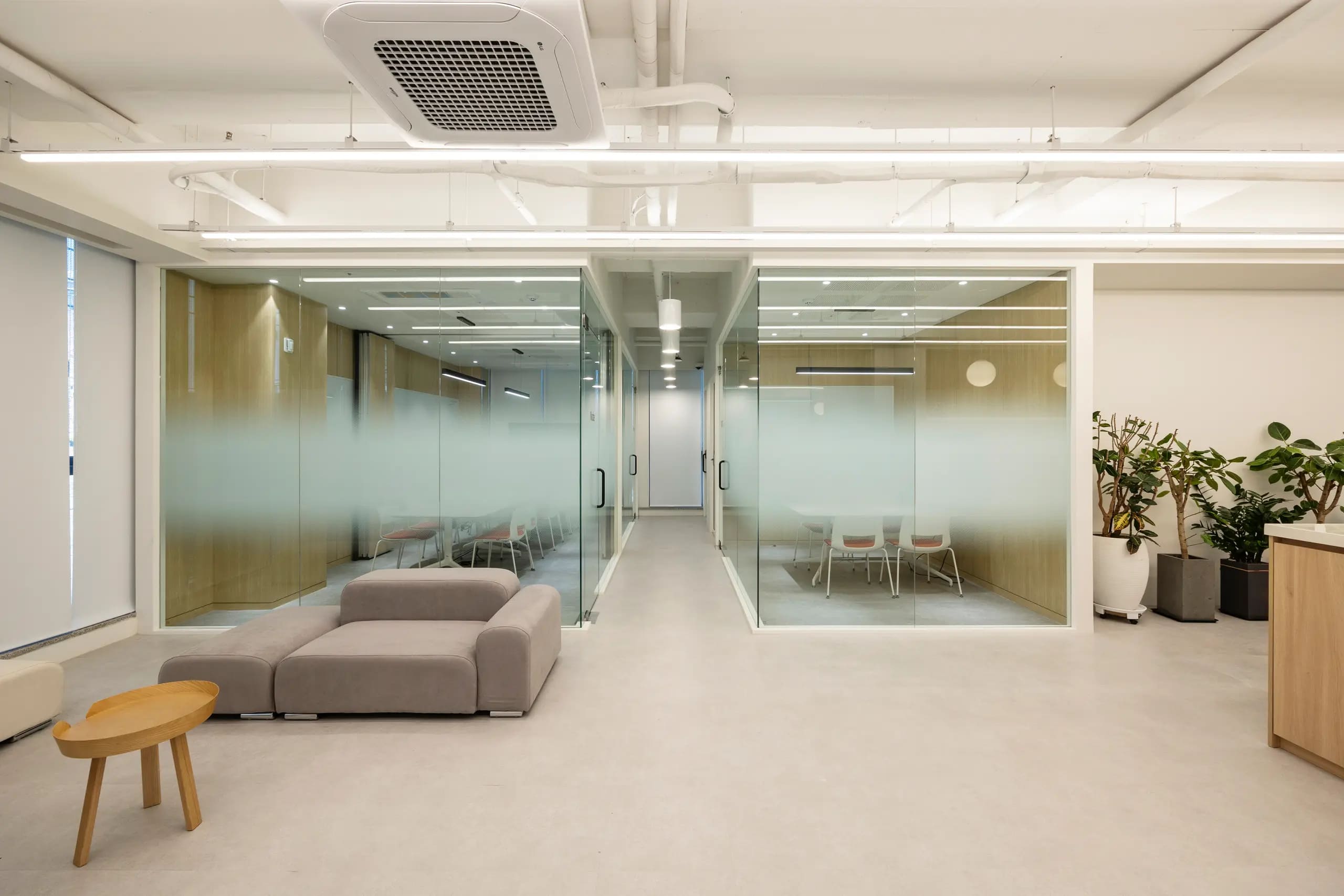 루트벤처스, 정갈한 우드로 가득 채운 사무실