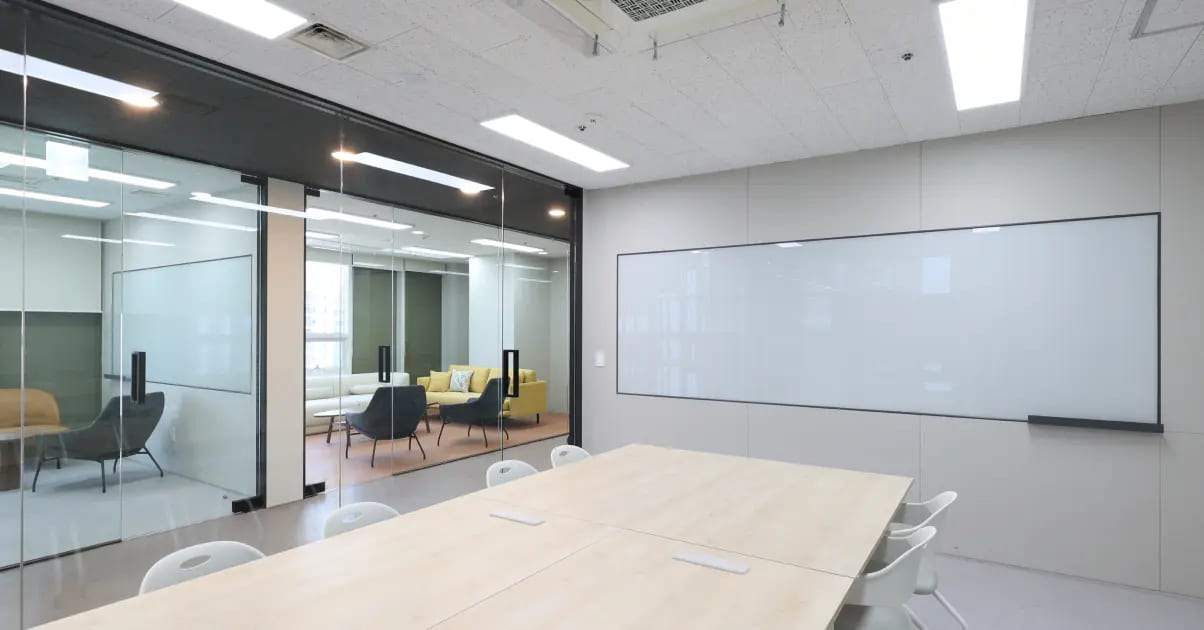 회의실 인테리어 참고하기 좋은 유명 기업 사무실 레퍼런스 6가지