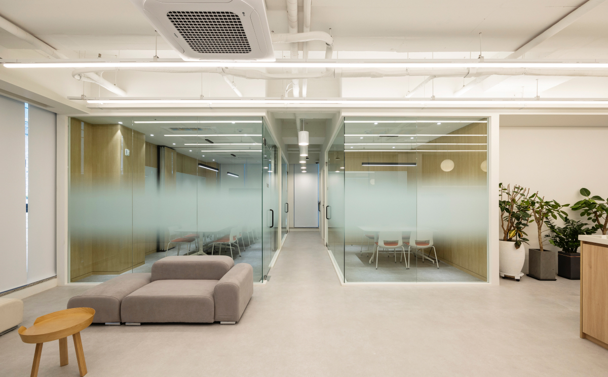 루트벤처스, 정갈한 우드로 가득 채운 사무실