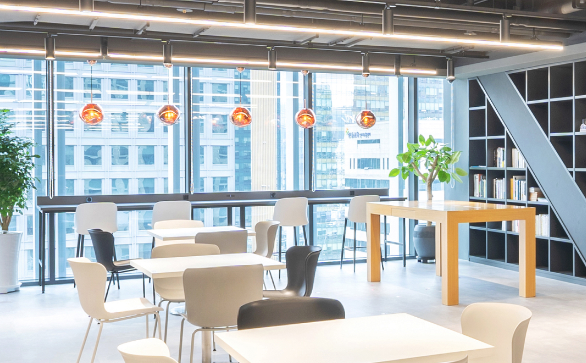 더블미, 제트 블랙과 컬러의 하이브리드 사무실