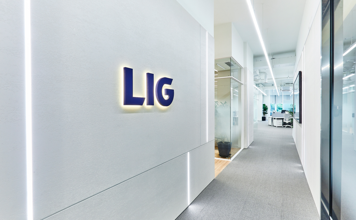 LIG, 화이트와 우드로 수놓은 오피스
