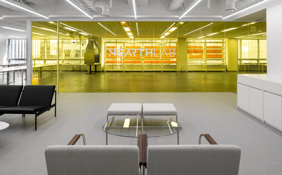 니어스랩, 전면 컬러 유리가 인상적인 오피스