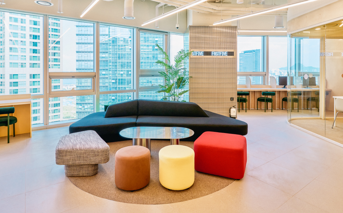 패스트파이브 용산점, 컬러 페어링이 돋보이는 통창 오피스