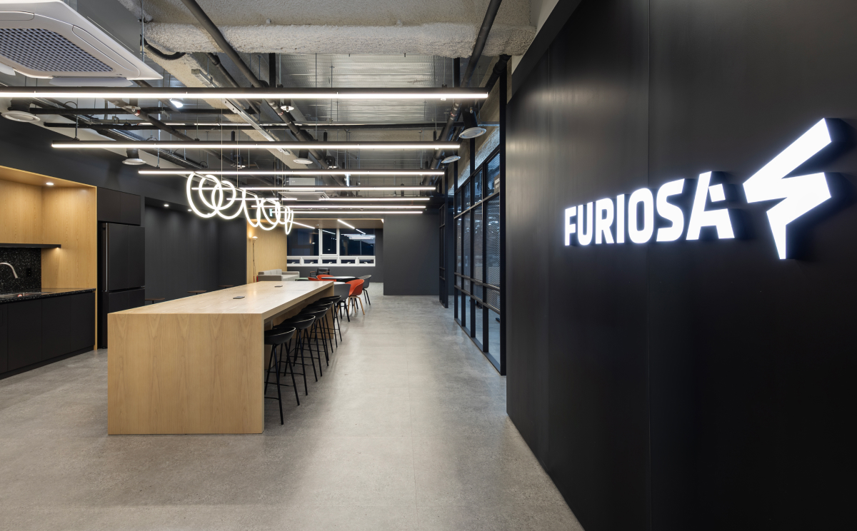 퓨리오사AI 도산150, 인더스트리얼 감성의 끝을 달린 오피스 인테리어