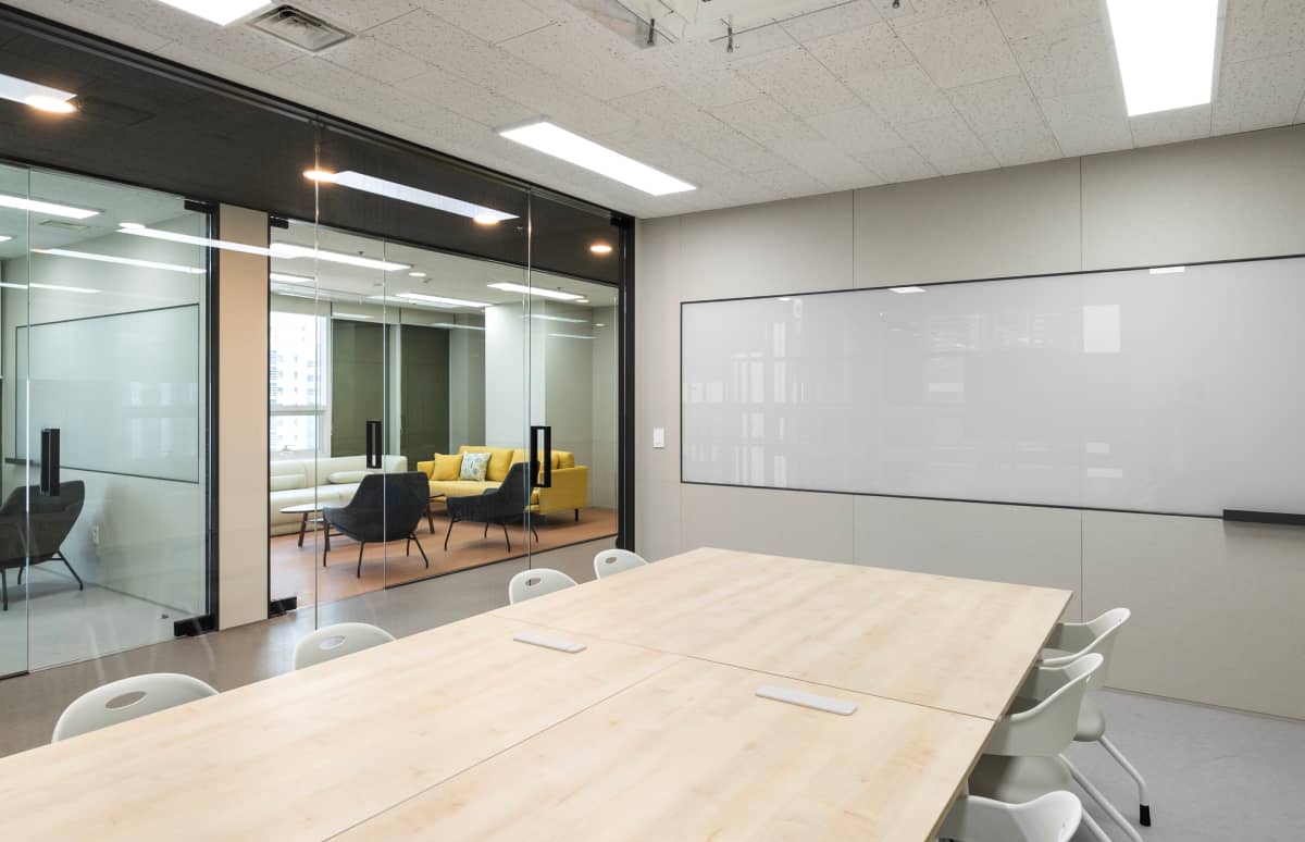 회의실 인테리어 참고하기 좋은 유명 기업 사무실 레퍼런스 6가지