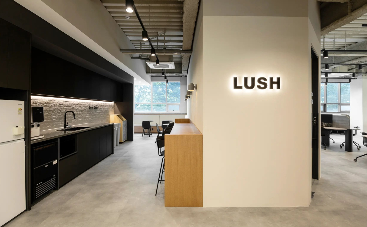 러쉬코리아, 우드와 블랙이 만난 신사옥