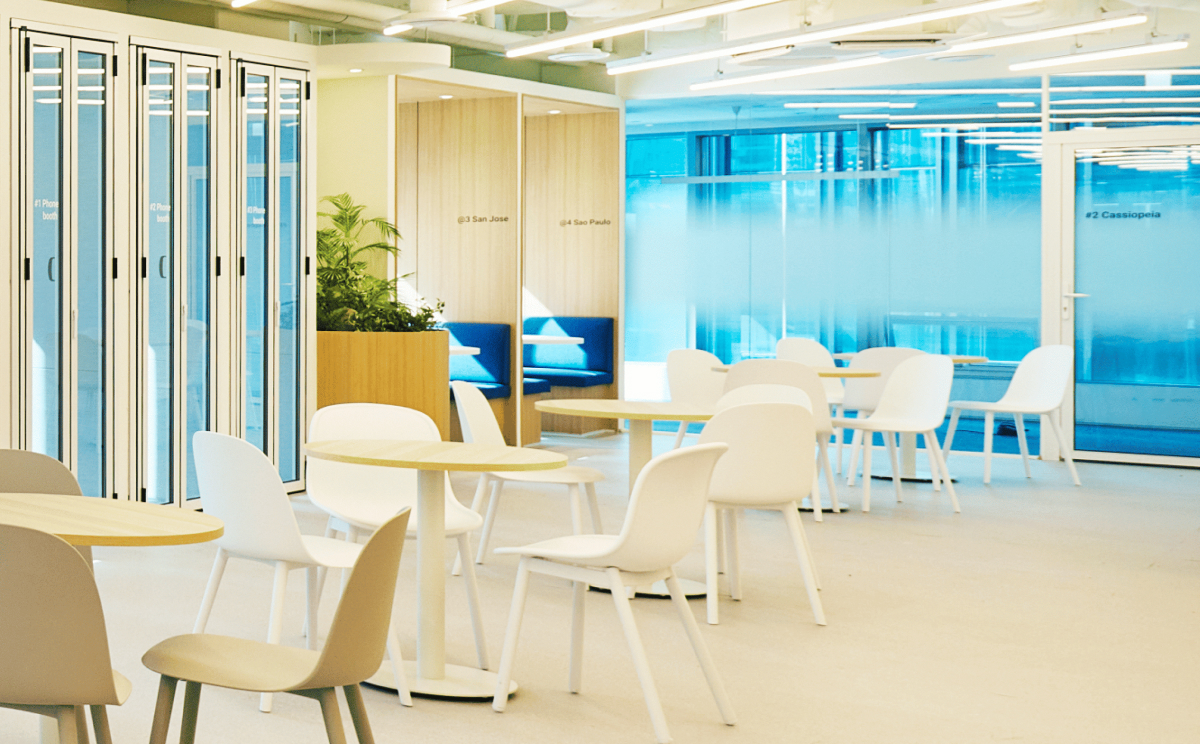 디앤에스에버, 생동감 있는 컬러풀 라운지가 매력적인 사무실 인테리어