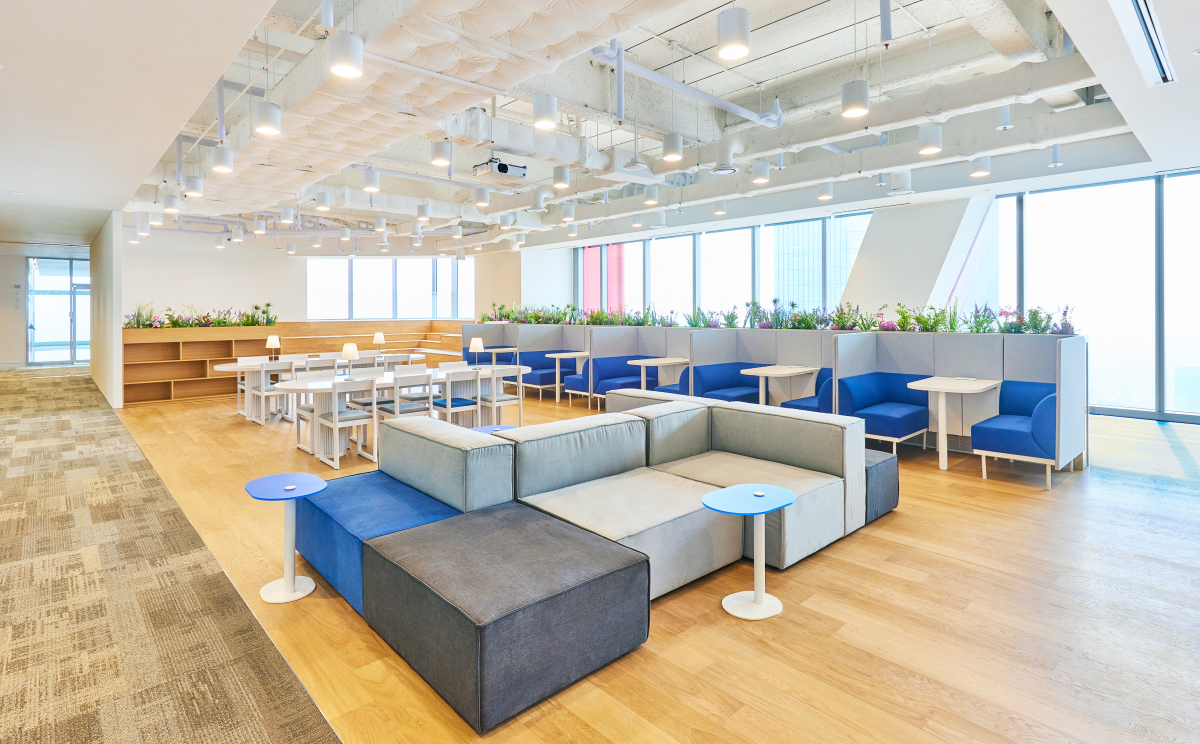 코인원, 푸른빛이 일렁이는 대형 사무실 인테리어