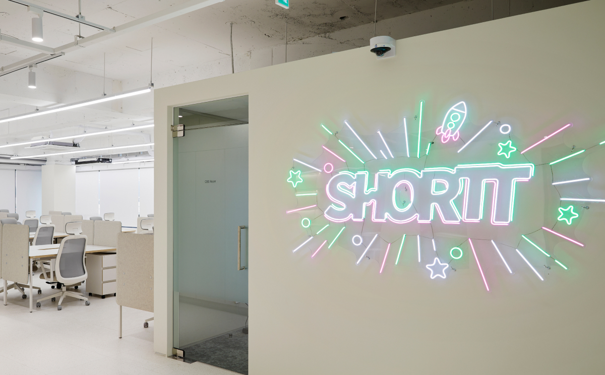 숏뜨, 밝고 깔끔한 공간에 감각 한 스푼을 더한 오피스 인테리어