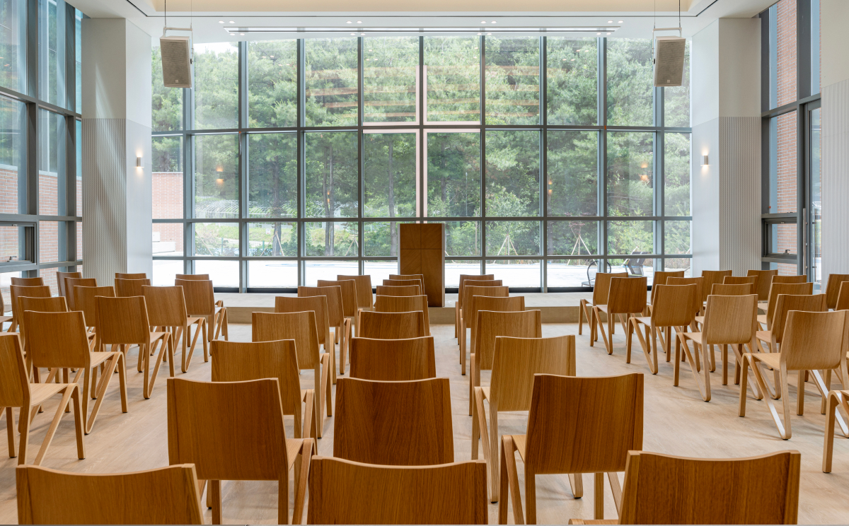 QTM, 강당부터 임원실, 전시 공간까지 갖춘 4개 동 오피스 인테리어