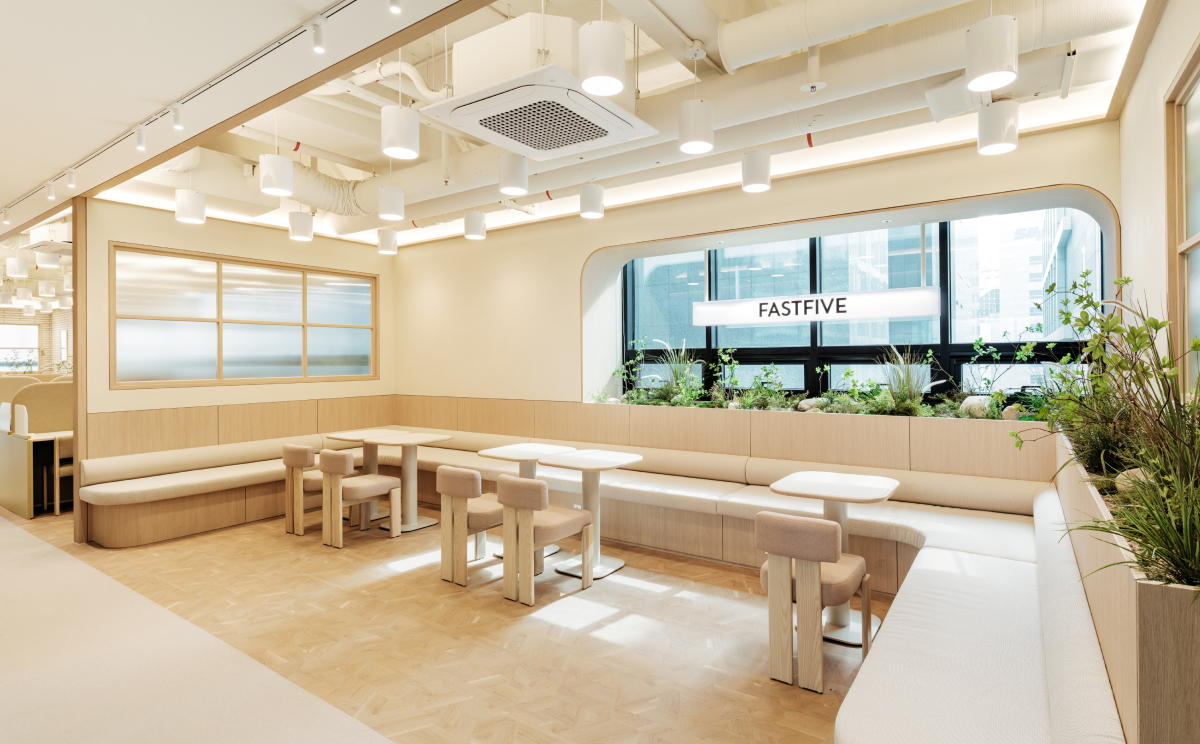 패스트파이브 선릉센트럴점, 세로형 건물 구조를 공간 경험으로 확장한 사무실 인테리어