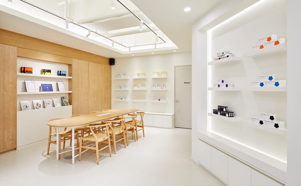 에비에코리아, 깔끔하고 쾌적한 공간에 따뜻함을 더한 코스메틱 기업 오피스 인테리어