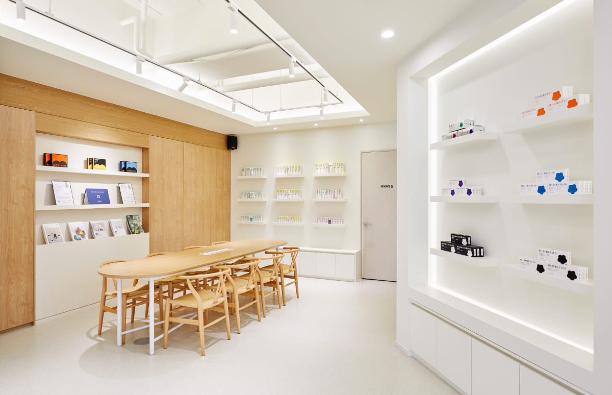 에비에코리아, 깔끔하고 쾌적한 공간에 따뜻함을 더한 코스메틱 기업 오피스 인테리어